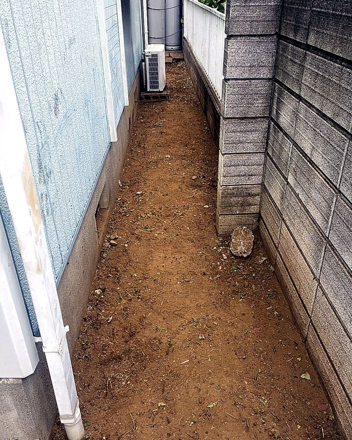 除草後の側道と壁ぎわ